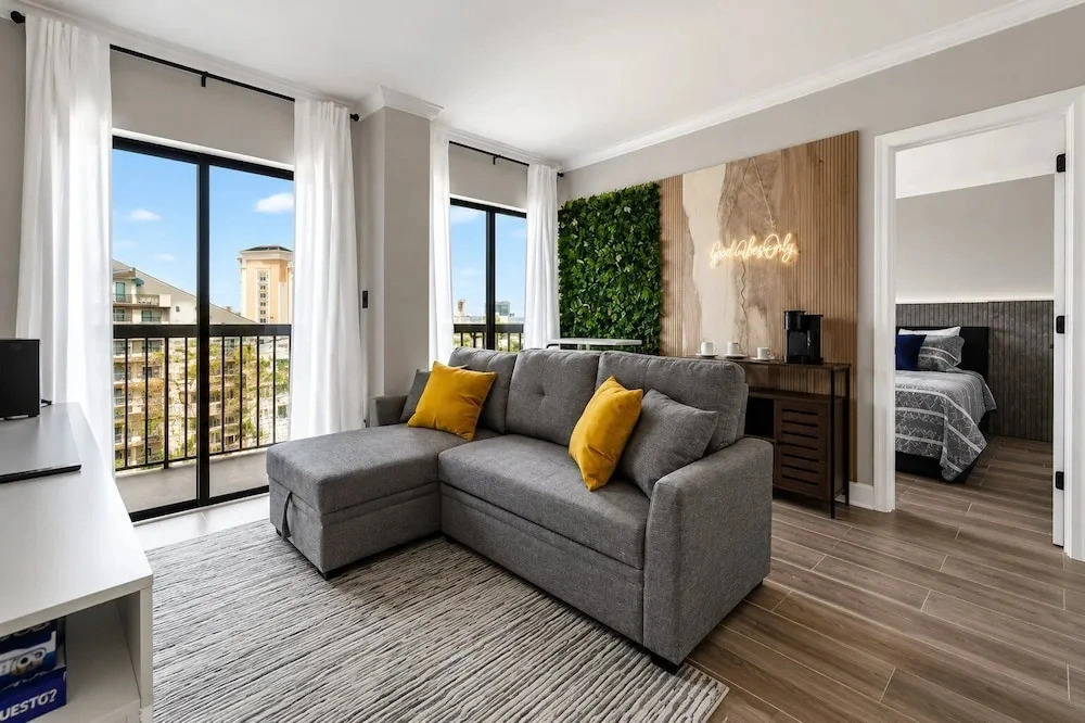 Modern 2BR Suite at Enclave 5min Universal