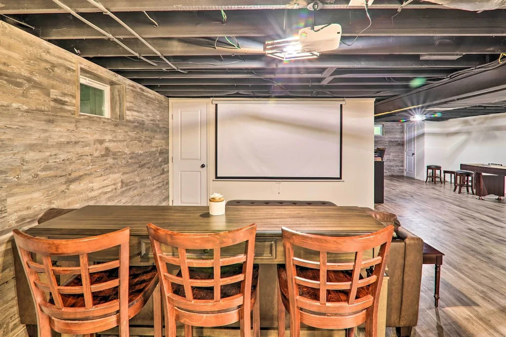 Sunroom, Fire Pit + Sauna: Lake Locust Village Gem