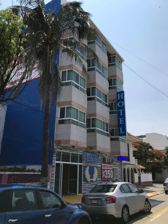 Hotel Dorado a una calle de Playa Regatas y el Malecon