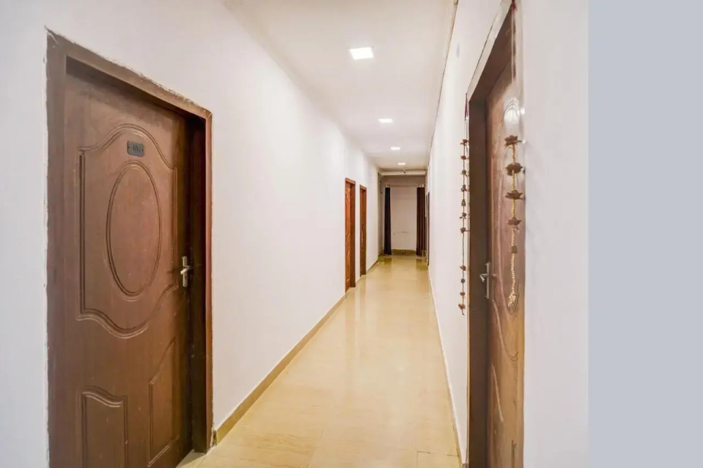 OYO 255 Flagship Jankipuram University Campus