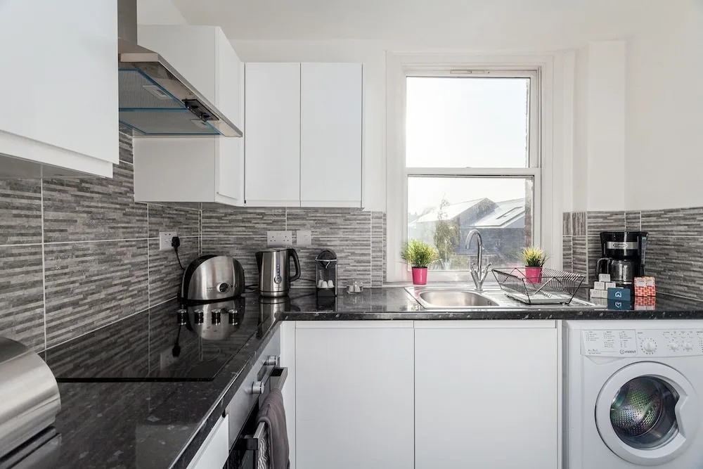 Bright and Modern Shepherd's Bush Gem - ROS