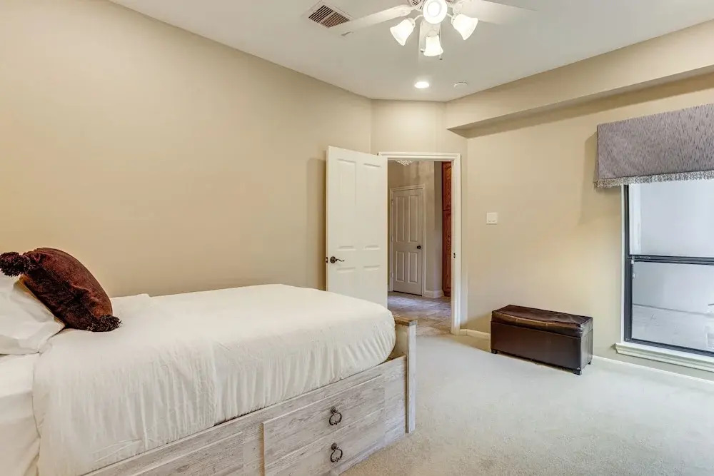 Walkable + Group-friendly: Houston Home By Stadium