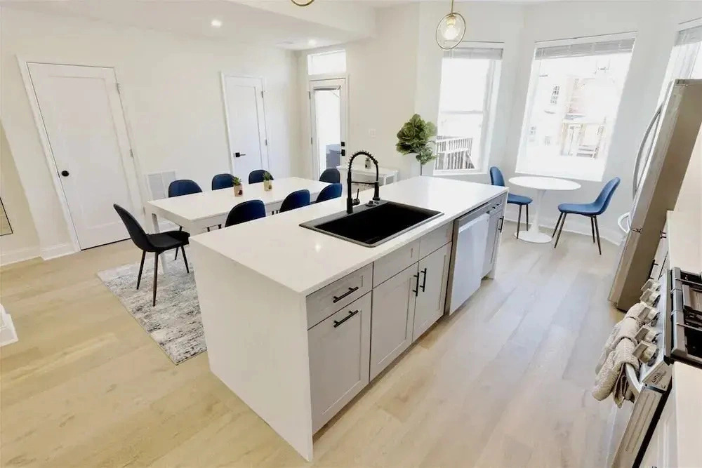 Pristine Petworth Family Home w Street Parking