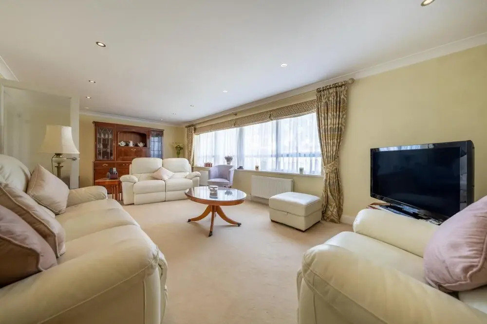 NEW 3BD Flat in the Heart of Bushey