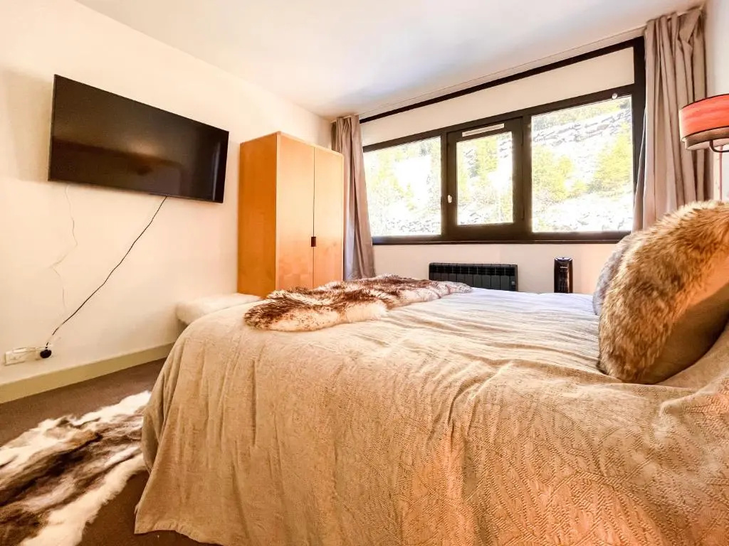 Large 2-Bedroom Apartment, Centre of Flaine Foret