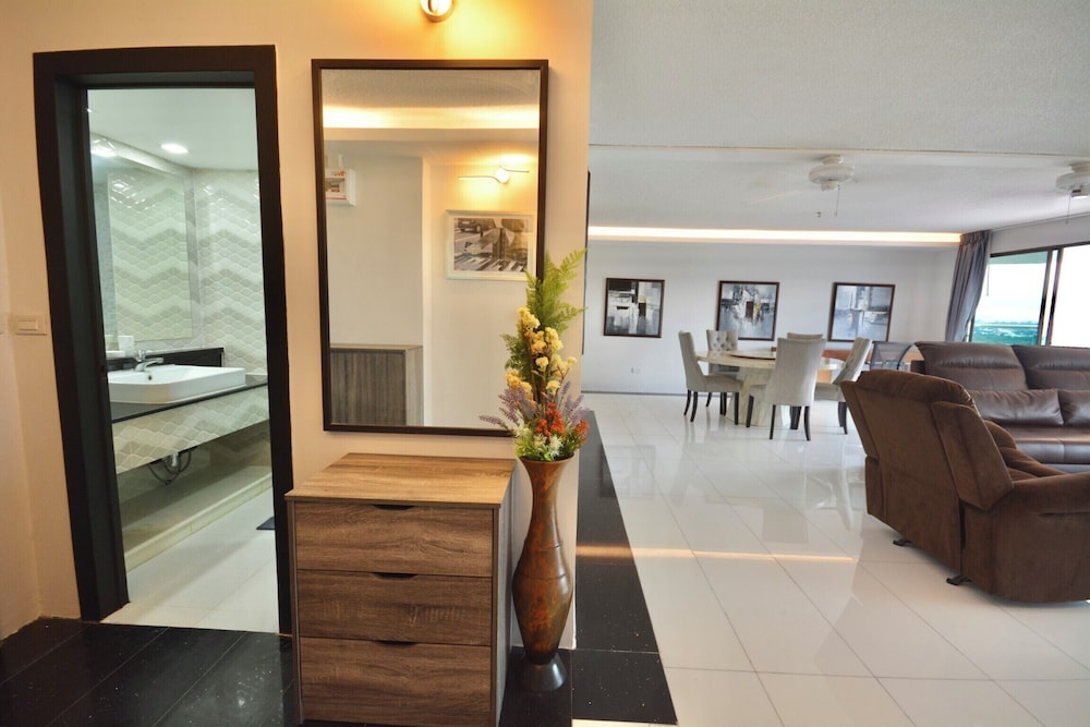 One-bedroom Sea-view Condo, 17th Floor Angket, Jomtien