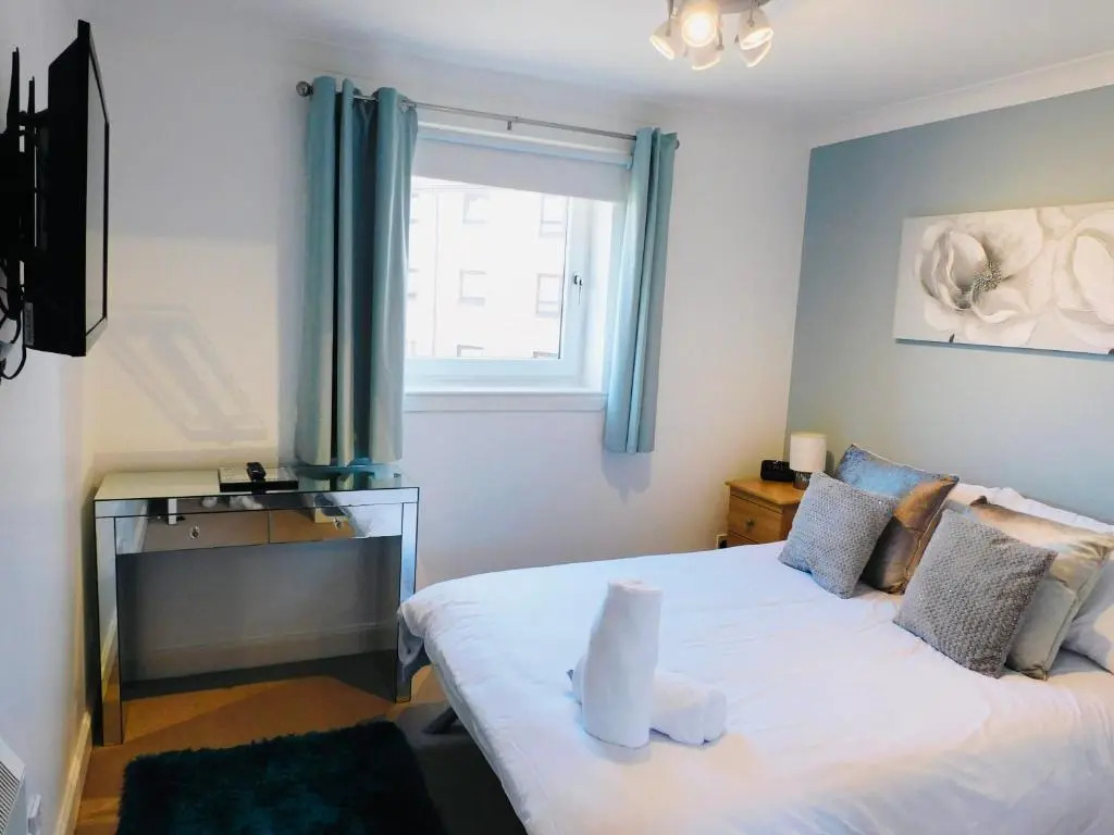 Beautiful 3 Bedroom Apt, mins from Glasgow Airport, M8 & SEC