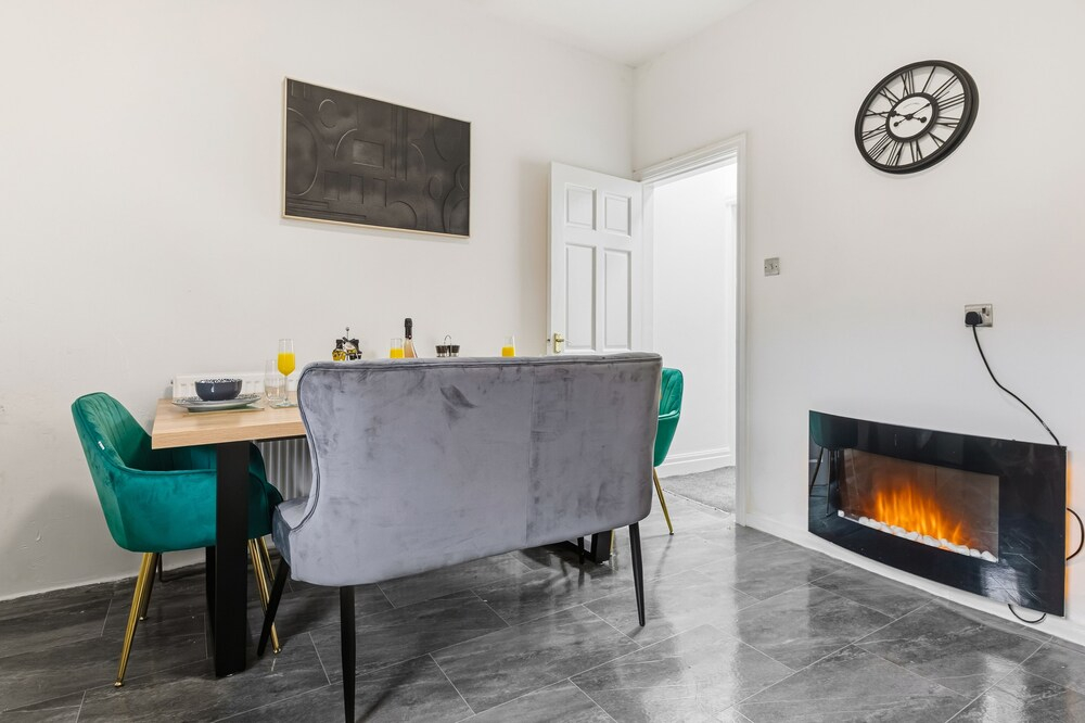 House - Sleeps 6 - On Street Parking