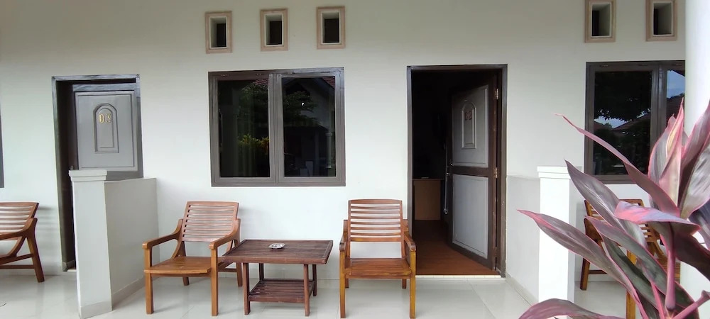OYO 93051 Wisma Syariah Buloe Near Lapangan Abubakar Lambogo Batili Enrekang