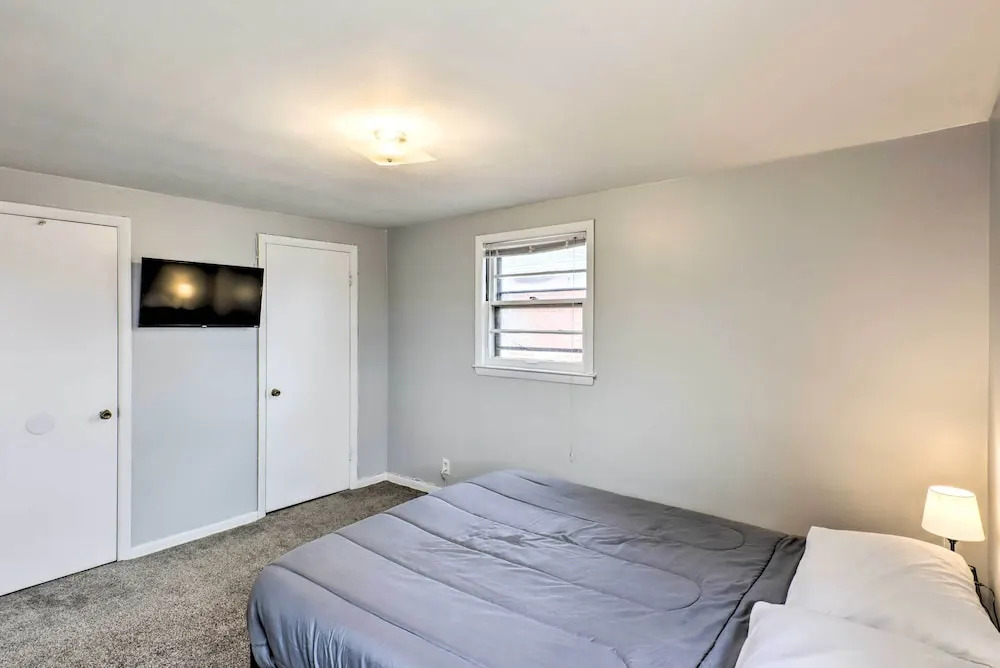 Cozy Milwaukee Home: 3 Mi to Whitefish Bay!
