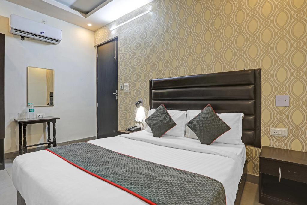 Super TOWNHOUSE THE HOTEL DIAMOND VASUNDHARA