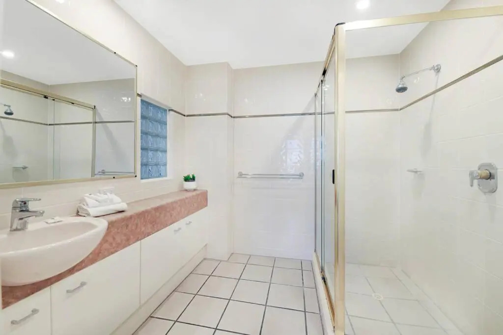 2 Bedroom Alex Unit - Ocean, Pool and Park Views