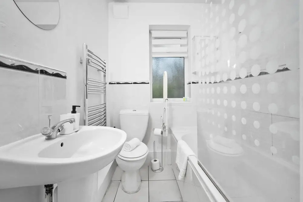 Stylish Three Bedroom Retreat With Garden