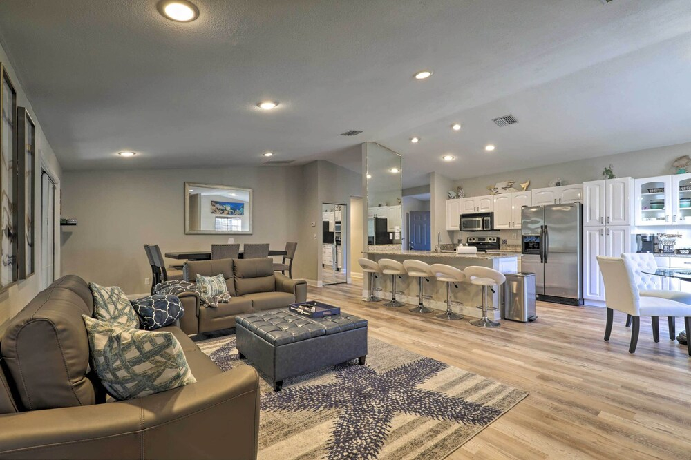Near Beaches & Dining: Palm Harbor Gem w/ Pool
