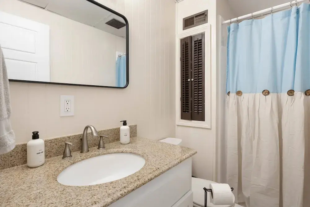 Minutes From the Strip - Nightlife and Dining!