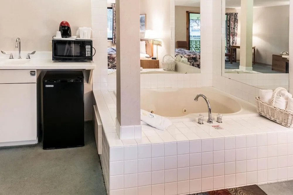 Riverview Inn & Suites