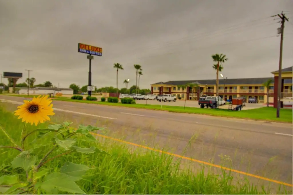 Deluxe Inn and Suites