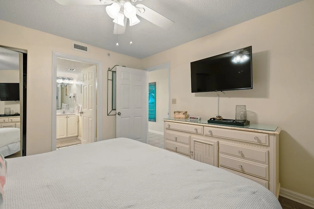 Pelican Beach 0207 1 Bedroom Condo