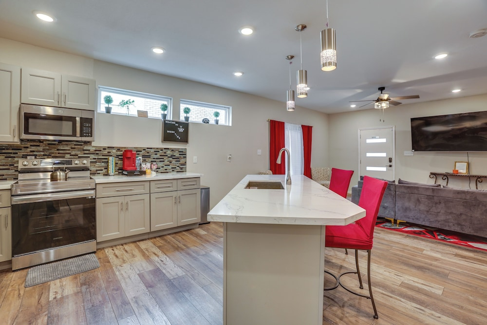 Sleek & Central! Houston Stay Near Med Center