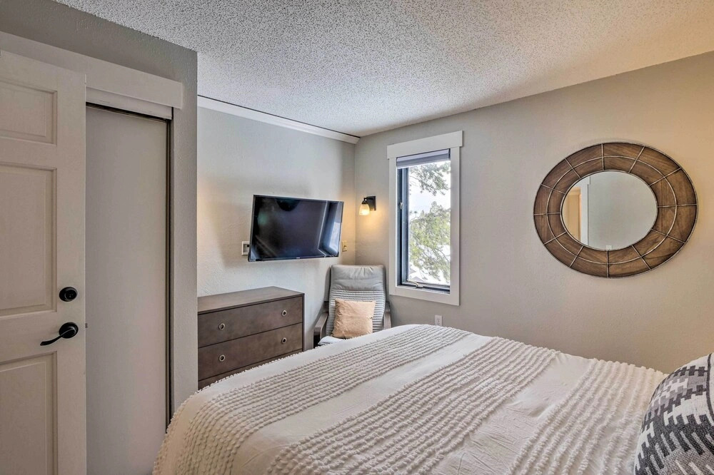 < 1 Mi to Peak 8: Ski Condo in Breck w/ Mtn Views