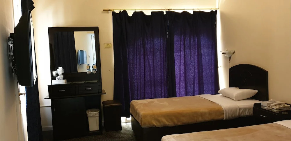 Royal Creek Hotel