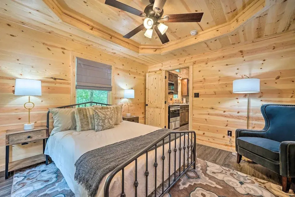 Stylish Cabin by Beavers Bend: Hot Tub & Fire Pit