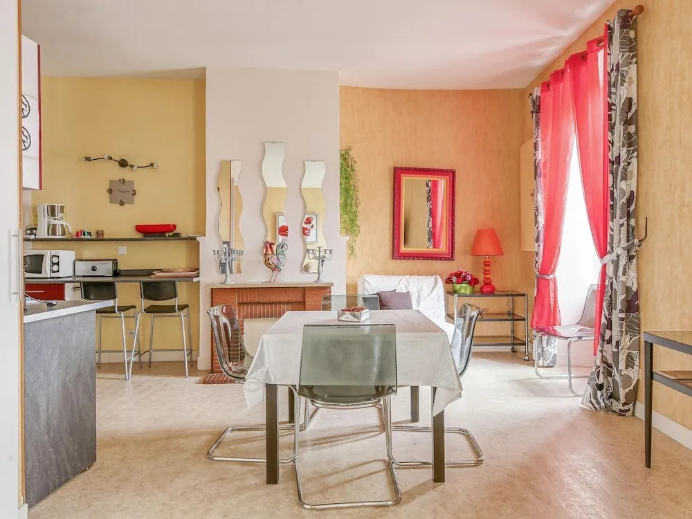 Apartment on the First Floor in the Heart of Bayeux, Free Parking 150 Meters