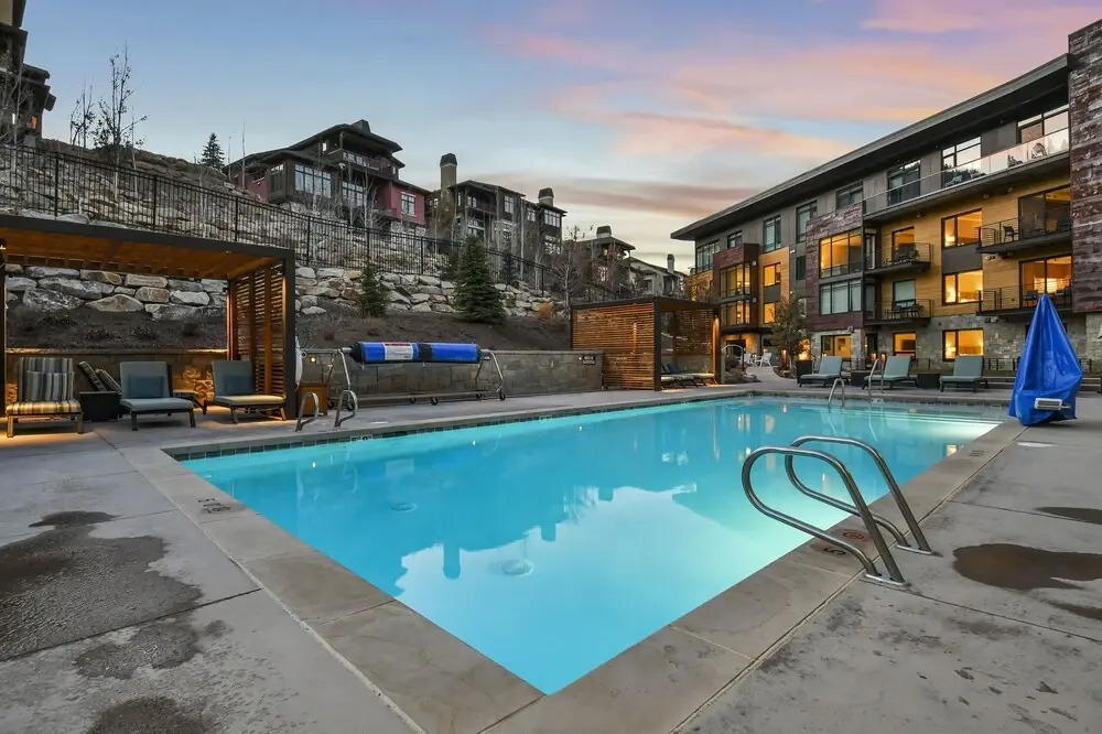 2 Bedroom Lift - Modern & Ski-in, Ski-out Condo by Redawning