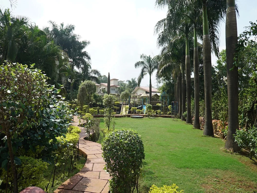 OYO 19690 Home Luxury Farm Lonavala Lake
