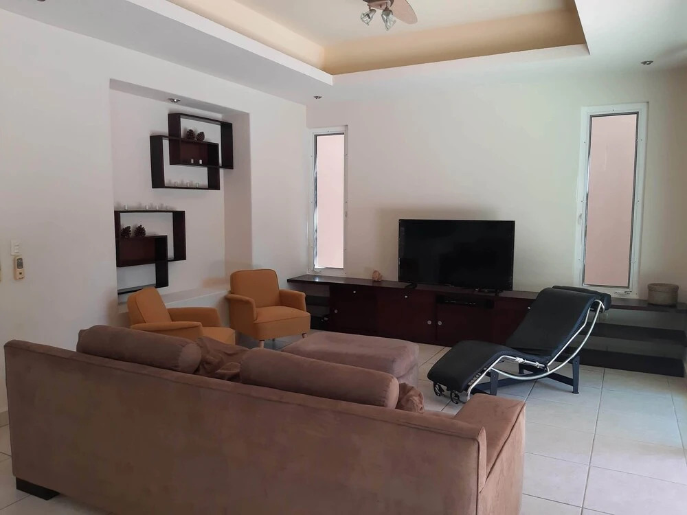 New Listing Close To Beach Sunny Spacious Villa