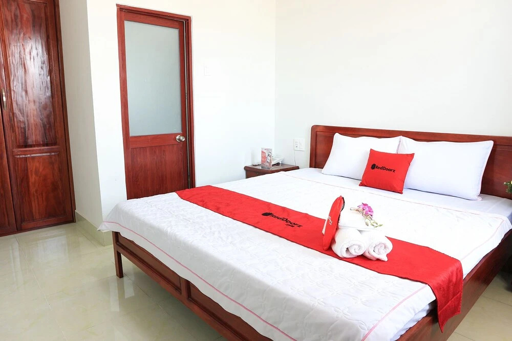 RedDoorz near Bai Sau 3