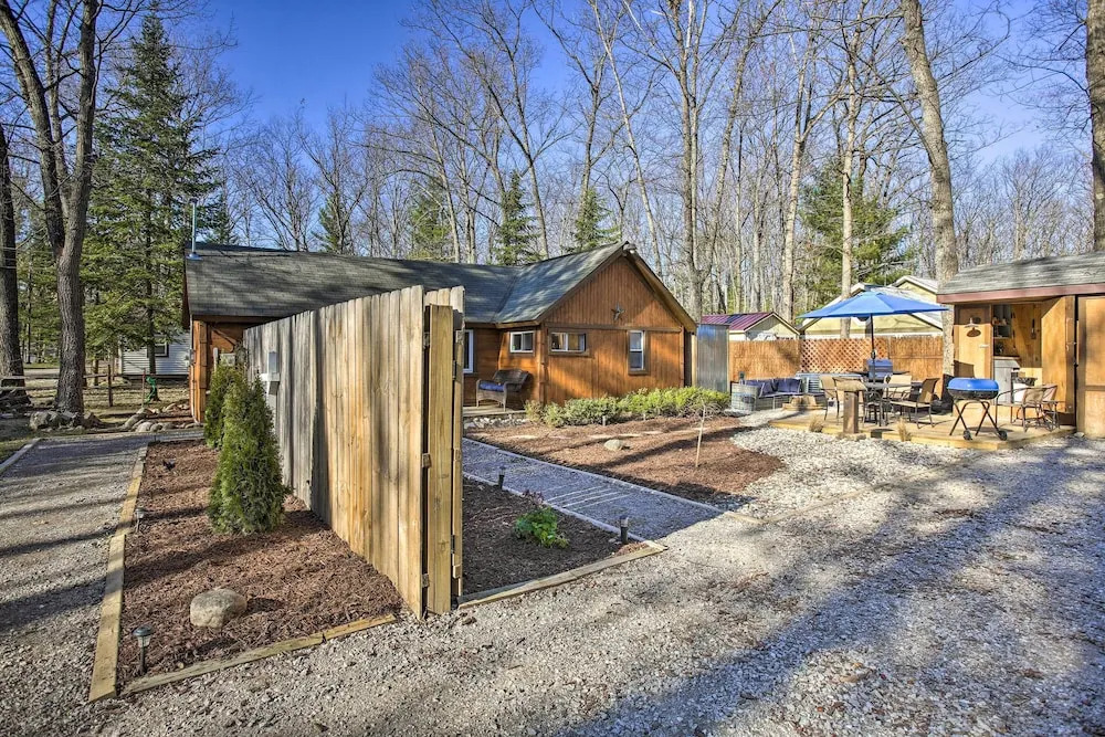 'work, Play & Get Away Cabin' Near Higgins Lake!