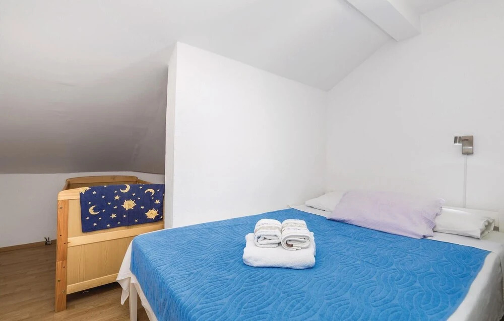 Beautiful Home in Pag With Wifi and 6 Bedrooms