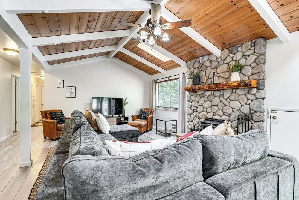 Arnold Family Cabin w/ Hot Tub, Arcade & Deck