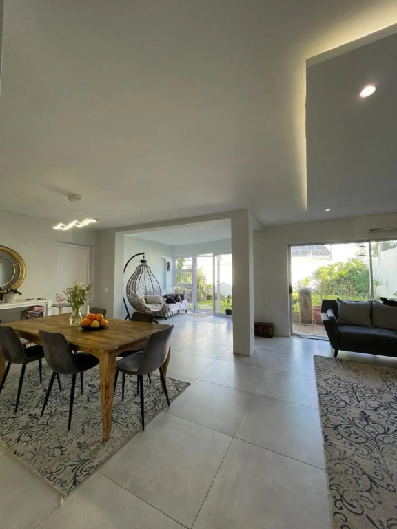 Stunning holiday house 1min walk from the Dolphin beach