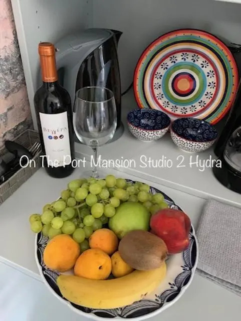 Port Mansion Studio 2 Hydra - first floor not a hotel - no cl eaning while guests inside