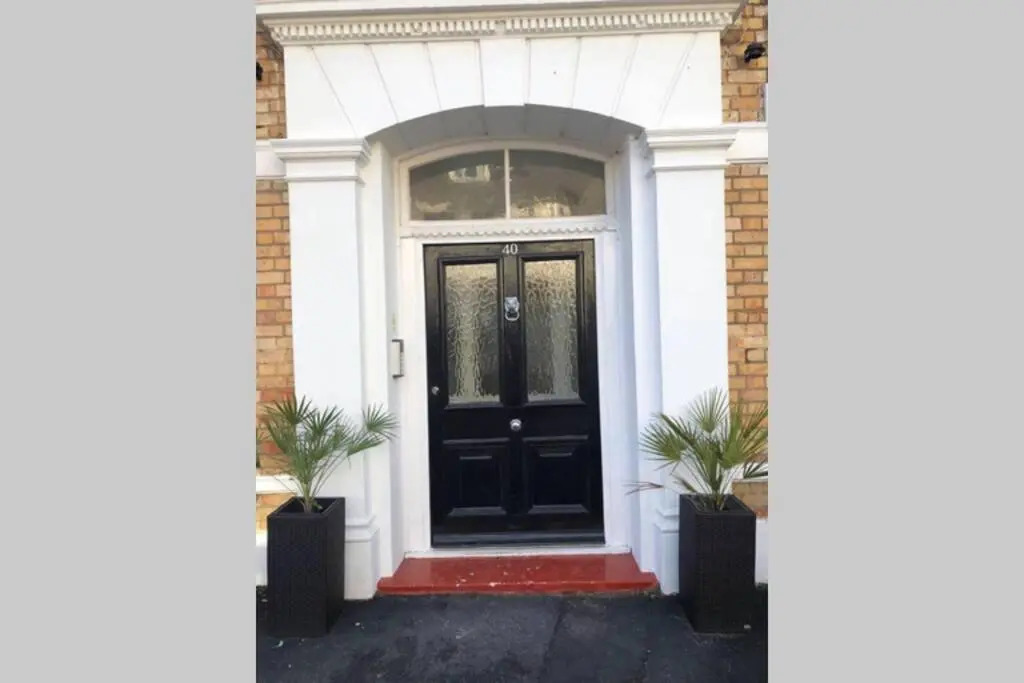 Stylish 2 bed 2 bath *Close To Beach and Centre with parking*