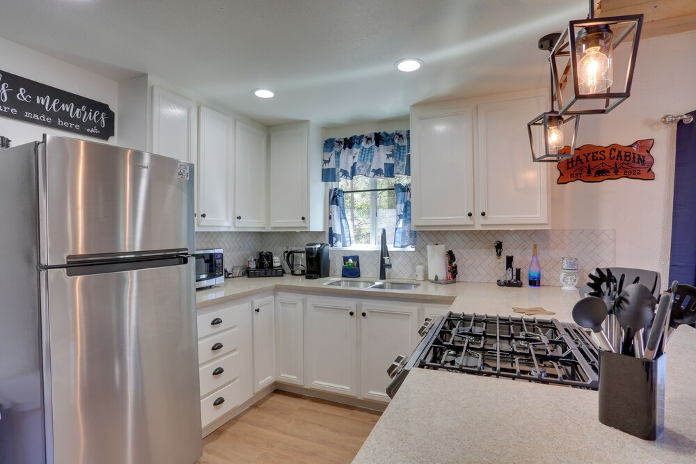 Cabin w/ Deck, Fire Pit & Big Bear Lake Access!