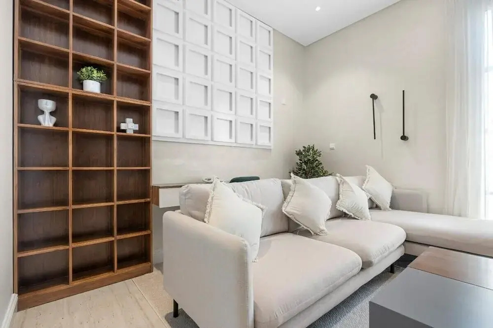 Central Stay With Parking & Stylish Design
