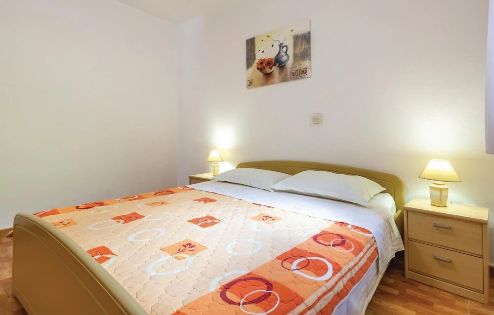Nice Home in Makarska with WiFi, 3 Bedrooms & Hot Tub