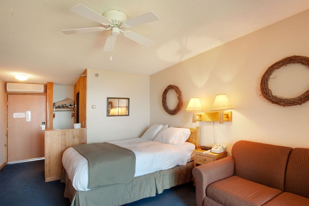 Cove Point Lodge