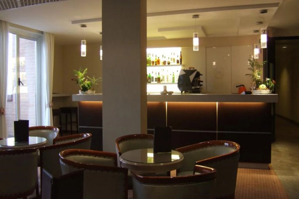 FlyOn Hotel & Conference Center