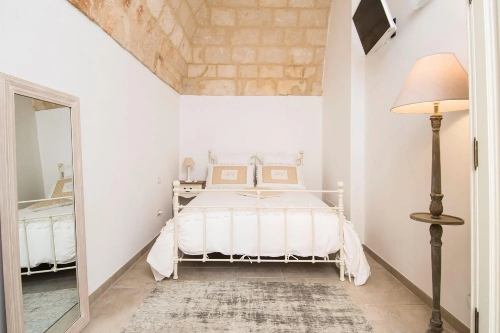 apartment in the center, ideal for couples, excellent location, possibility of parking-Dimora Via Vitti 1