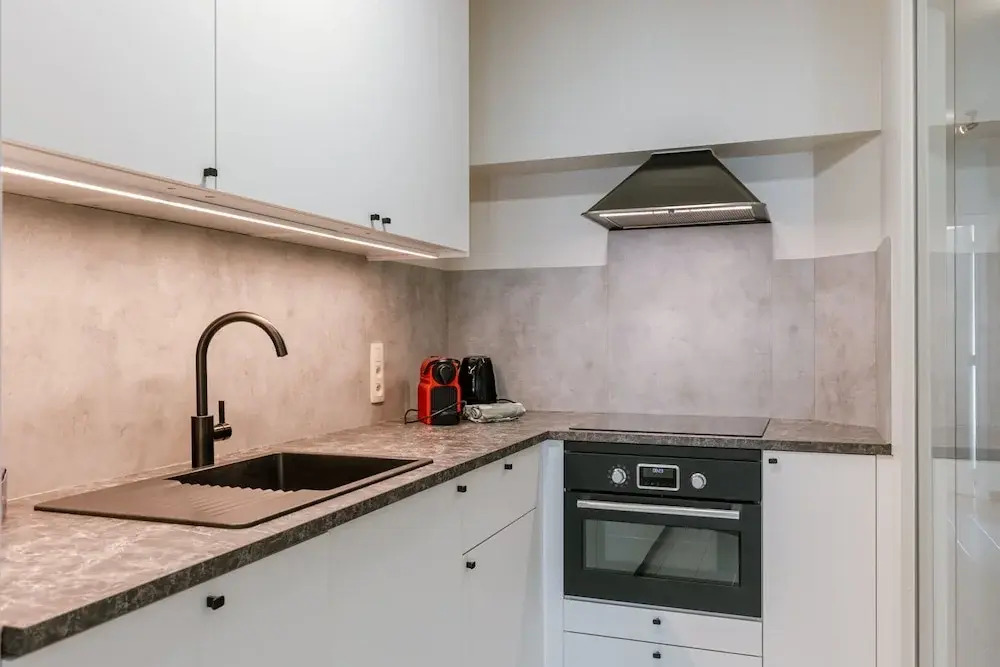 Huswell - Bright Stylish Apartment With Balcony