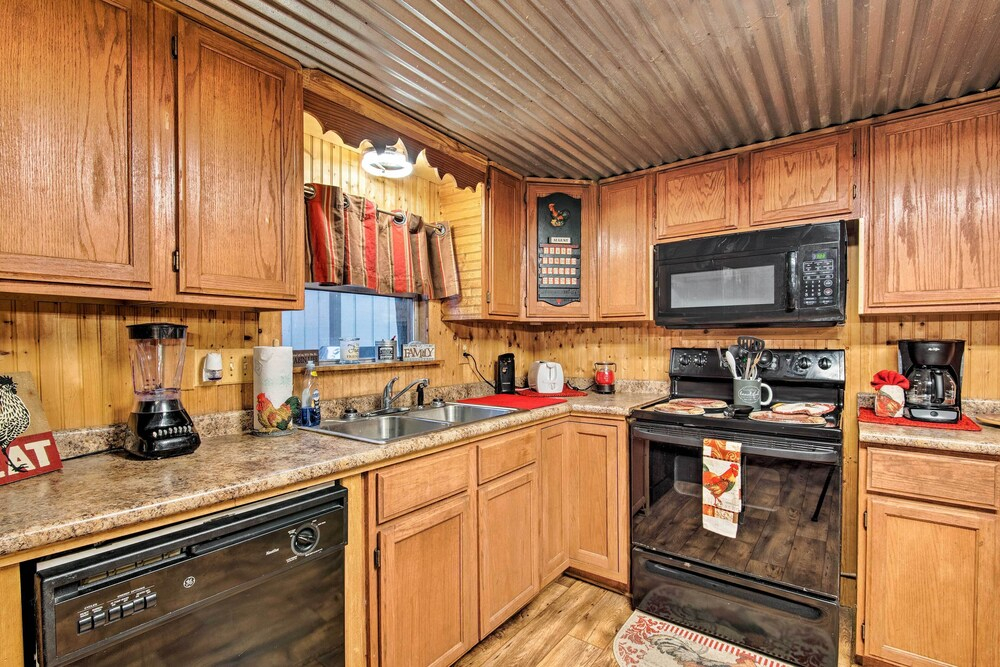 Private Hot Tub & Deck! Cabin Near Broken Bow Lake