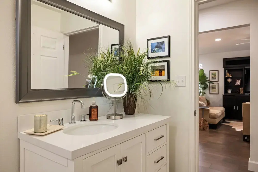 < 1 Mi to Georgetown Square: Pet-friendly Getaway!