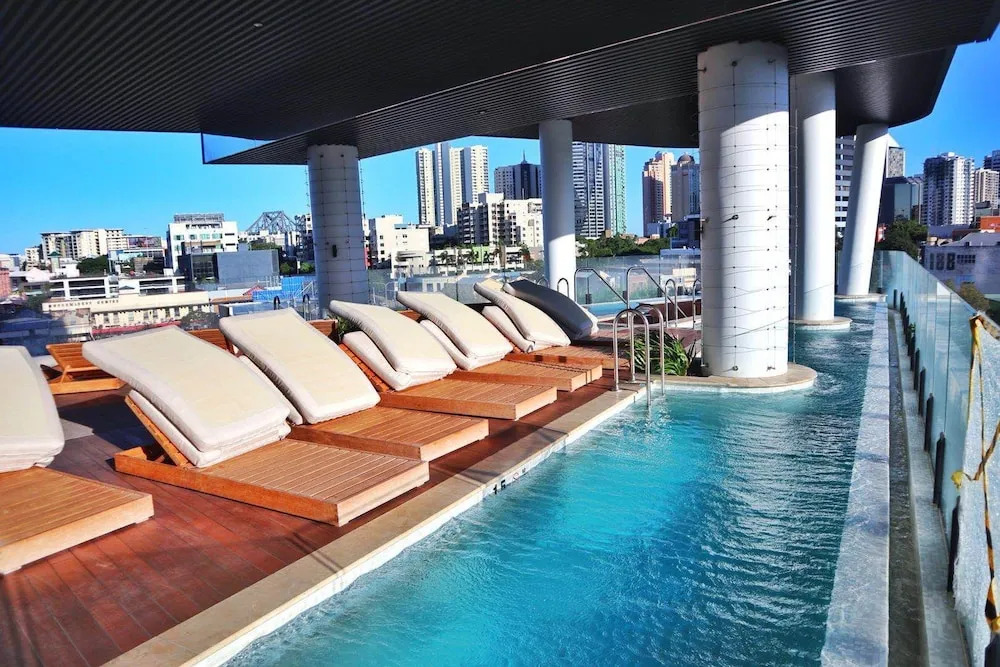 Stunning Apt with Infinity Pool & Gym