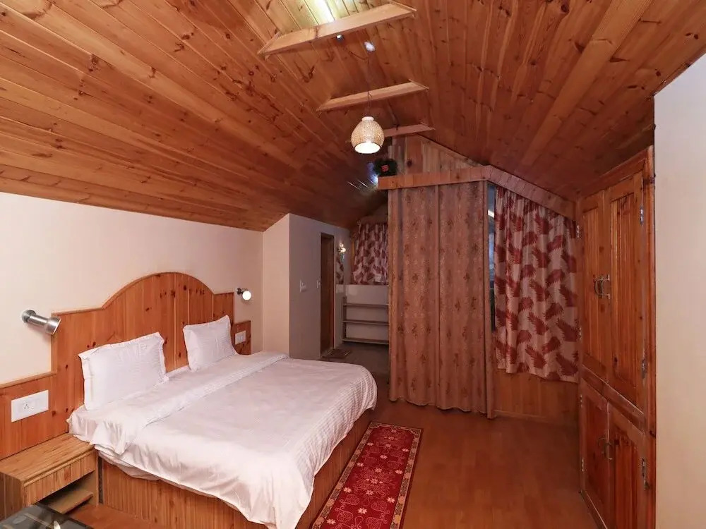 OYO 13696 Home 3BHK River Side Cottage Manali