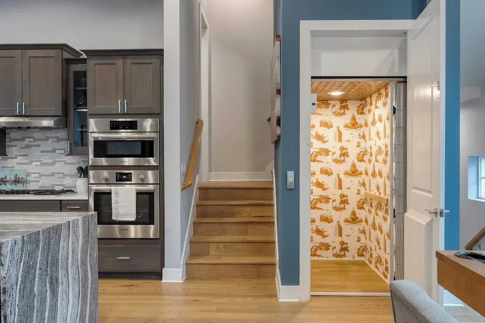 Town Lake Townhouse by Avantstay Hot Tub, Game Room & Skyline Views