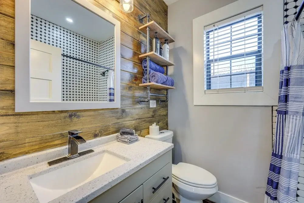~ 2 Mi to Dtwn San Antonio: Comfy Home w/ Yard!